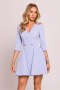 Urocza mini sukienka wykonana z gładkiej tkaniny