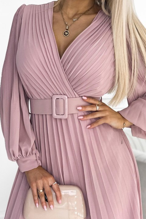 Plisowana sukienka z paskiem i dekoltem