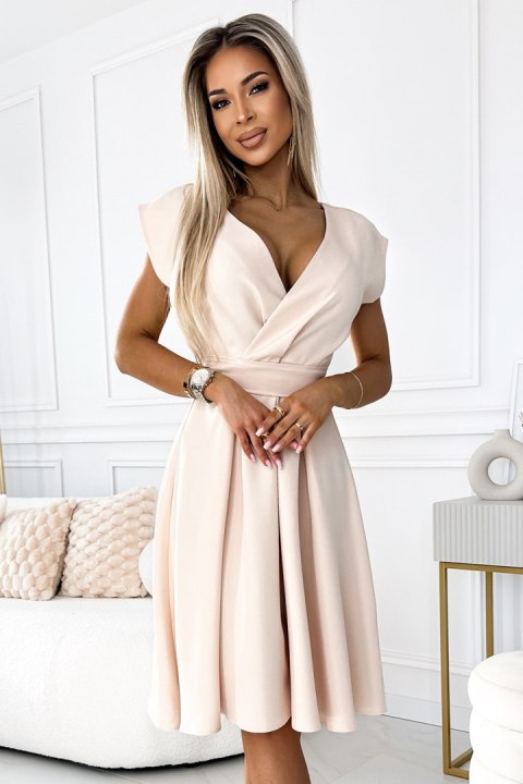 Rozkloszowana sukienka z kopertowym dekoltem i paskiem