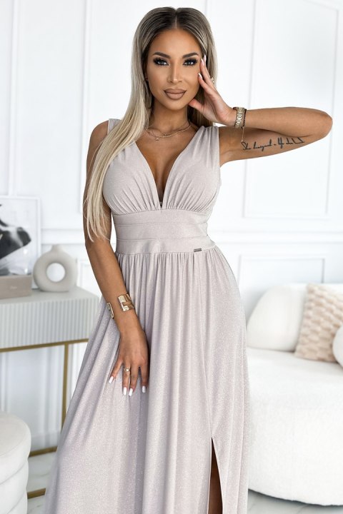 Długa brokatowa suknia z dekoltem i przeszyciami w pasie