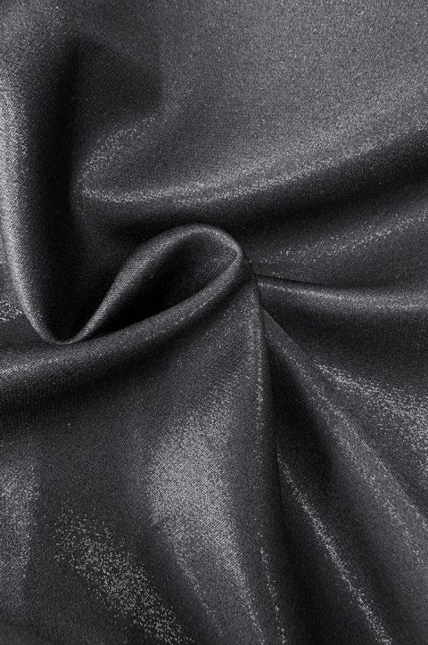 Rozkloszowana sukienka z kopertowym dekoltem i paskiem