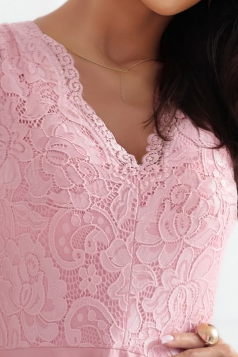 Sukienka z dłuższym tyłem i koronkowym dekoltem