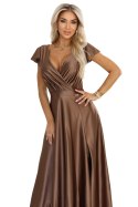 Połyskująca długa suknia z dekoltem