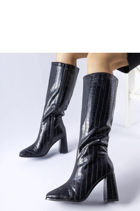 Czarne ocieplane kozaki na słupku