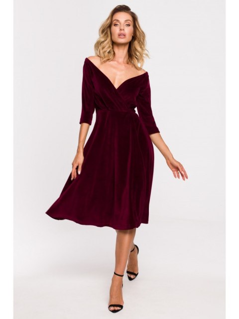 Welurowa sukienka z dekoltem na ramionach