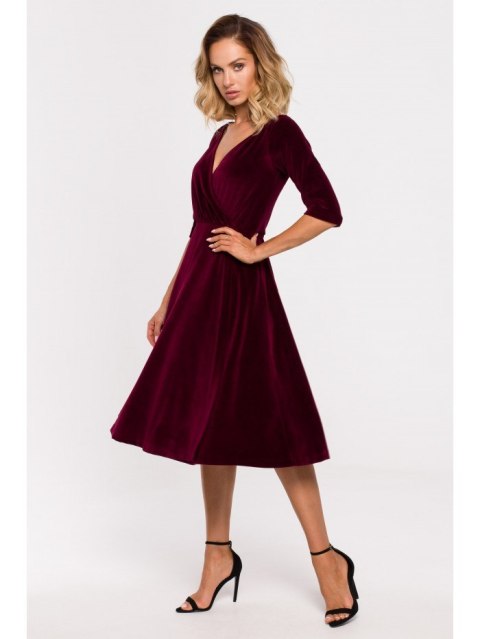 Welurowa sukienka z dekoltem na ramionach