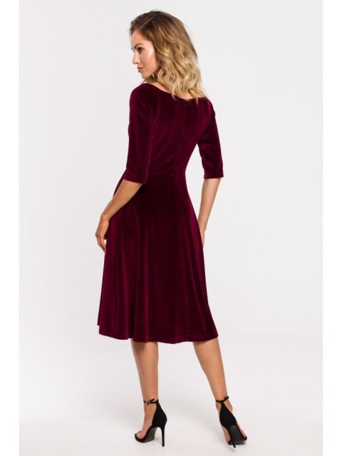 Welurowa sukienka z dekoltem na ramionach