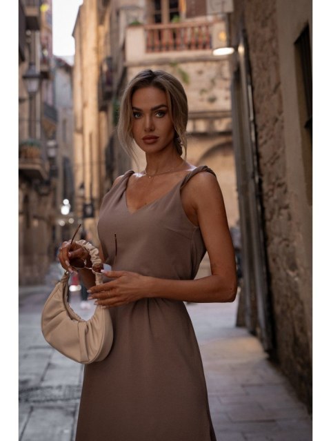 Sukienka maxi z głębokim dekoltem na plecach