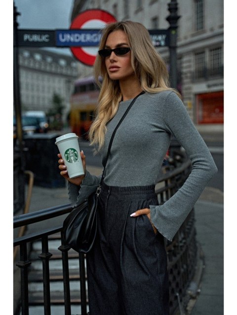 Bluzka Z Długimi Poszerzonymi Rękawami