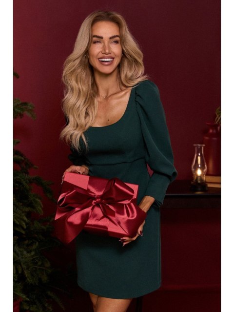 Sukienka mini z głębokim dekoltem