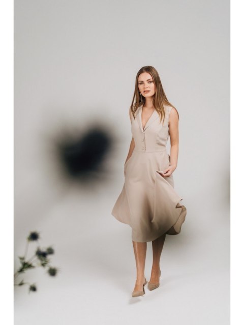 Sukienka z rozpinanym dekoltem