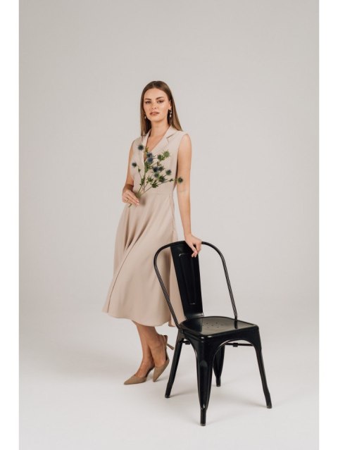 Sukienka z rozpinanym dekoltem