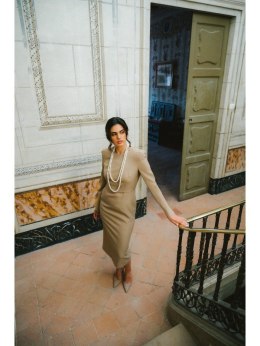 Sukienka ołówkowa z ozdobnymi ramionami